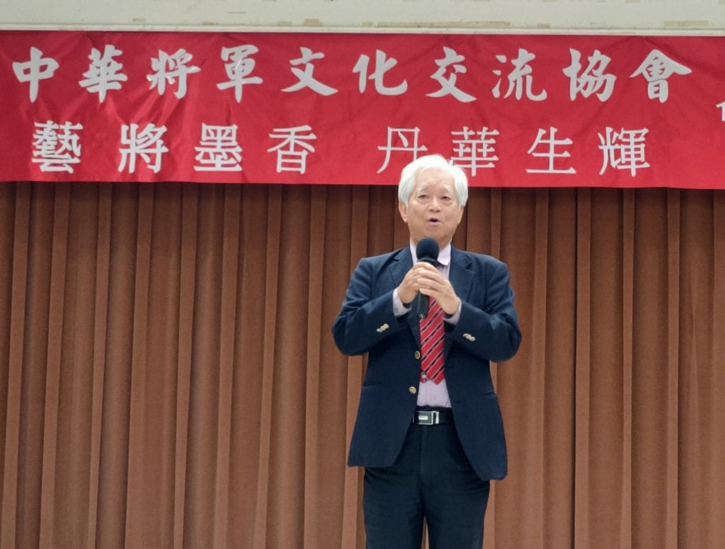 中華將軍文化交流協會理事長周康生中將,以書畫展主辦方立場讚賞創作者的豐沛才華。(記者 辛澎祥/攝) 中華將軍文化交流協會理事長周康生中將,以書畫展主辦方立場讚賞創作者的豐沛才華。(記者 辛澎祥/攝)