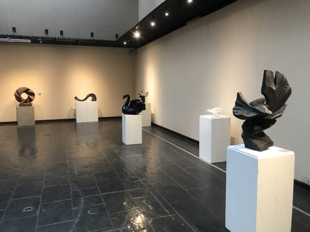 鄧廉懷現代雕塑展，作品表現雄渾，呈現安定、發人省思。(圖/臺南市文化局提供)