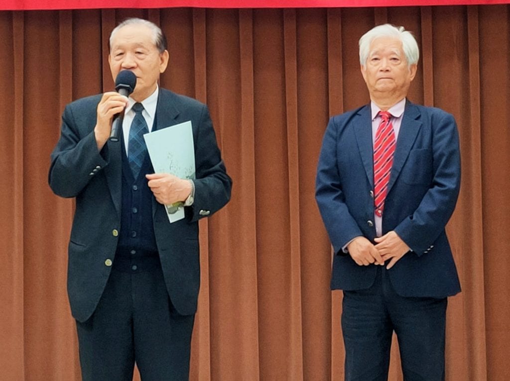 霍守業上將(左)致詞勉勵將軍們退而不休,在藝術領域大放異彩。(記者 辛澎祥/攝) 霍守業上將(左)致詞勉勵將軍們退而不休,在藝術領域大放異彩。(記者 辛澎祥/攝)
