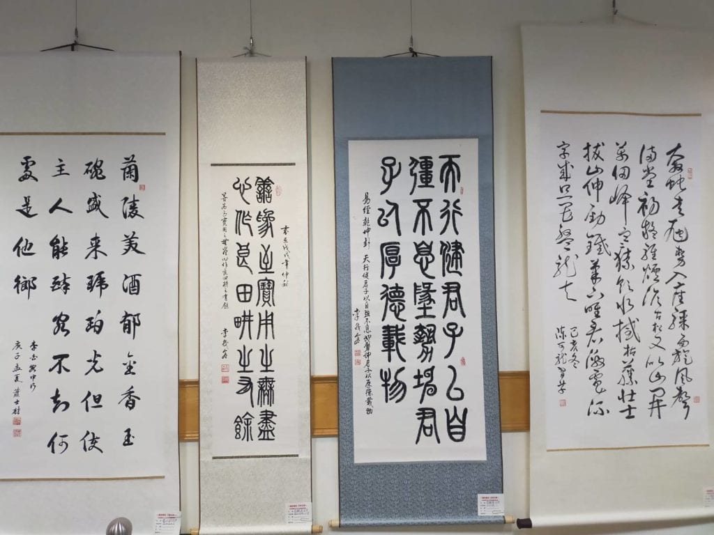 將軍藝術家的書法技藝出眾,頗受關注。(記者 辛澎祥/攝) 將軍藝術家的書法技藝出眾,頗受關注。(記者 辛澎祥/攝)