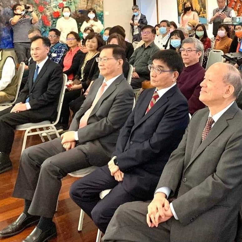 淡江大學校長葛煥昭（前排右三）與出席聯展開幕盛會的貴賓，肯定與支持藝術活動的堅定立場。