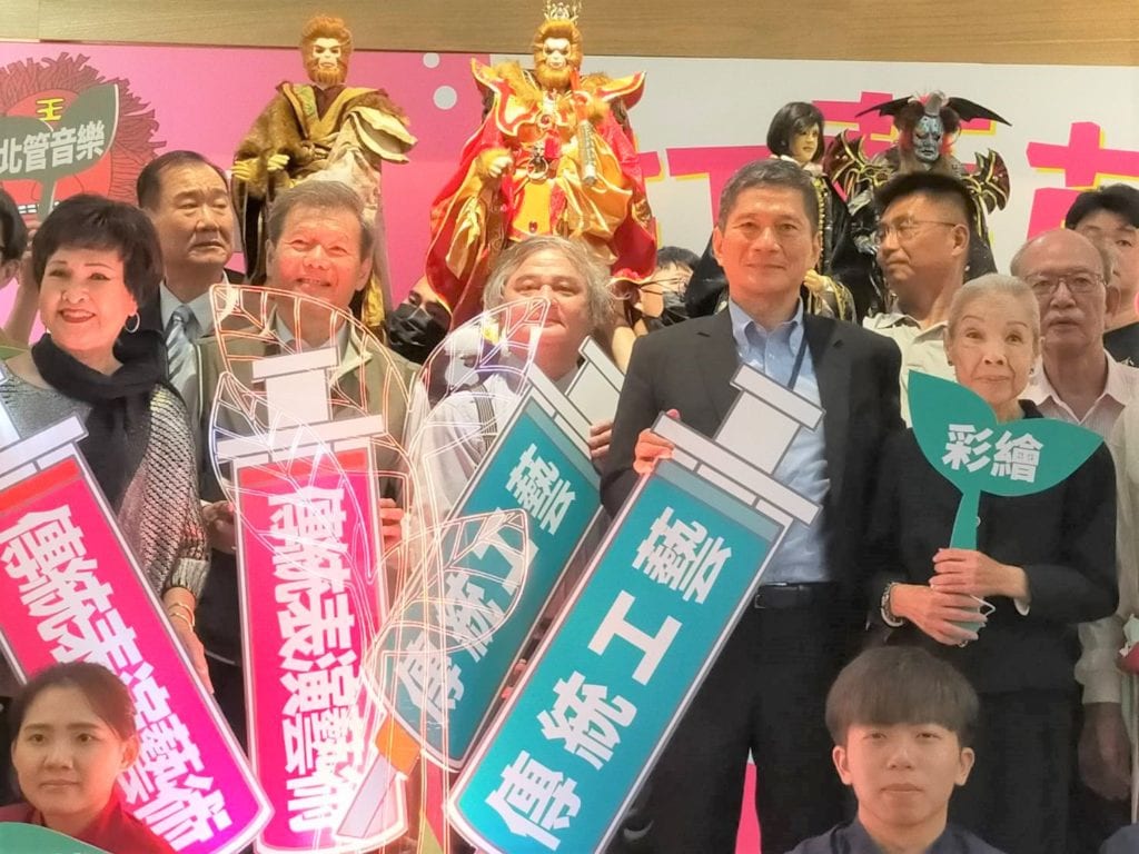 李永得部長（右）與知名傳藝演出者為全台巡演活動造勢。（記者 辛澎祥/攝）