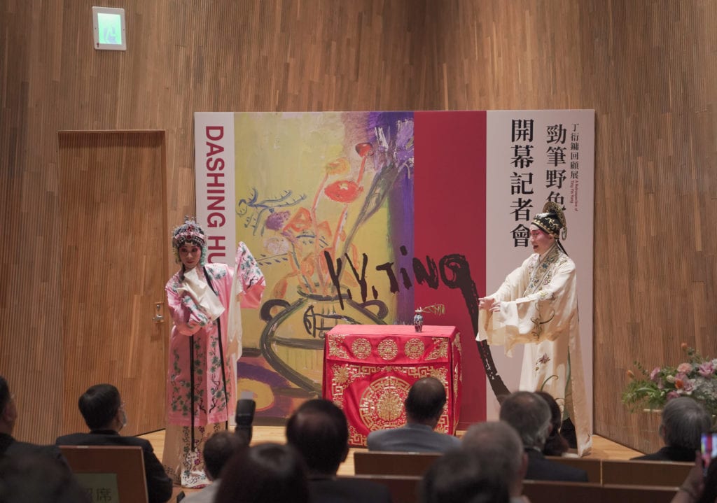 丁衍鏞回顧展開幕，邀演劇團演出經典崑曲牡丹亭遊園驚夢，呼應丁衍鏞以戲曲入畫趣味橫生的創作。(圖/亞大提供)