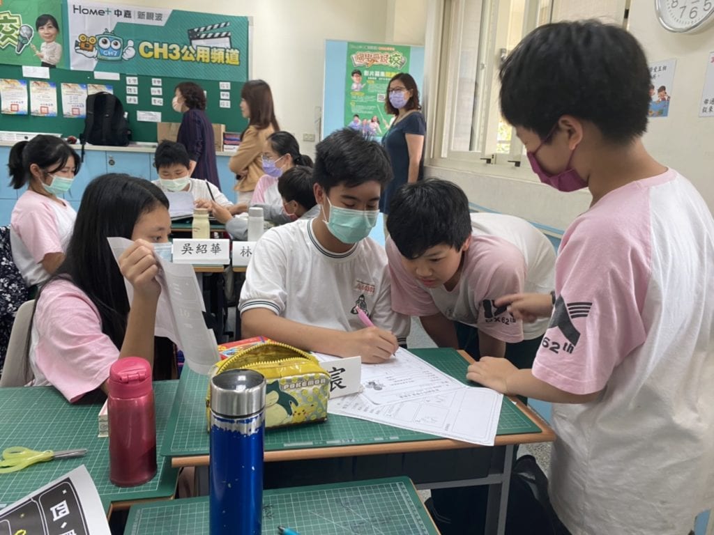 學童們都展現出學習的濃厚興趣。 學童們都展現出學習的濃厚興趣。