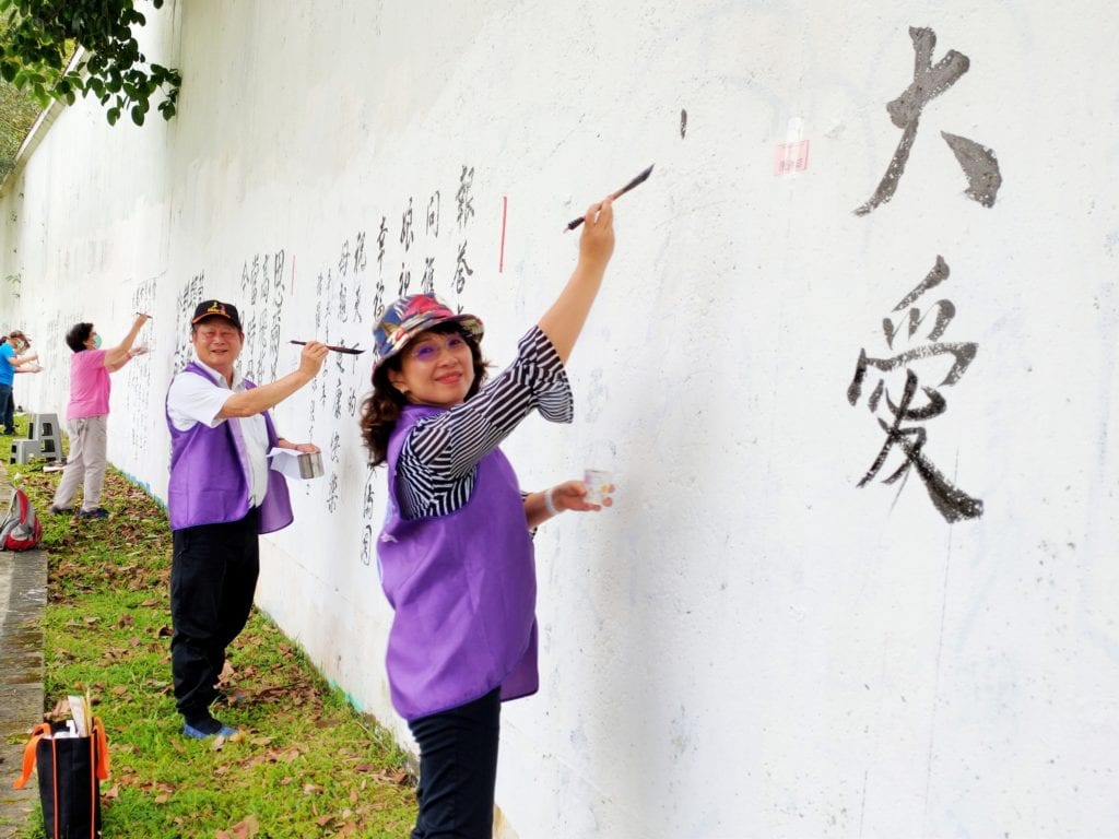 陳泱昭老師（前）與張有趁老師連年參與壁書撰寫活動，認為有極大的文化傳承使命感。（記者 辛澎祥/攝）