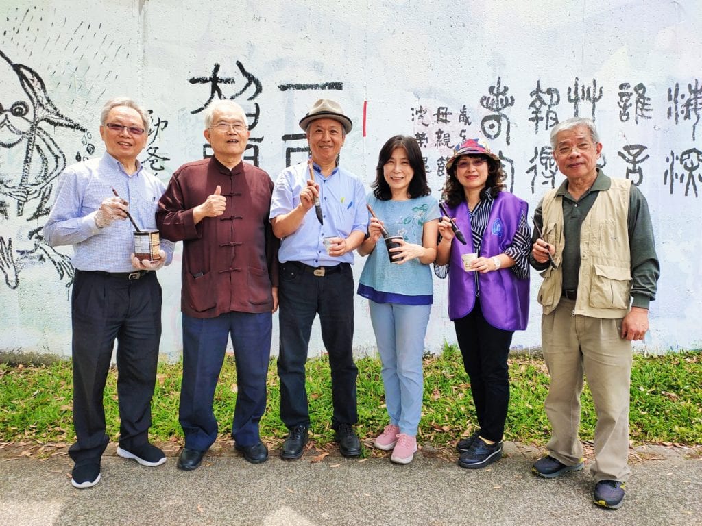 參與壁書塗鴉墨趣活動的書法家何正一（左起）沈榮槐、葉傑生、陳秀玉、陳泱昭與龔朝陽，難得湊在一起來個大合照。（記者 辛澎祥/攝）