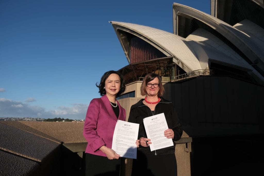 駐雪梨辦事處處長范惠君（左）與雪梨歌劇院節目總監歐娜．溫寧（右）交換「返回：第二章」合作協議