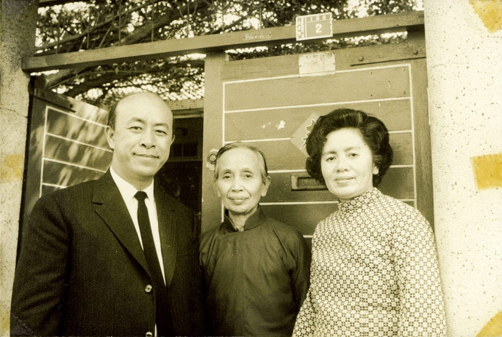1972楊英風與妻子、岳母攝於重慶南路自宅前