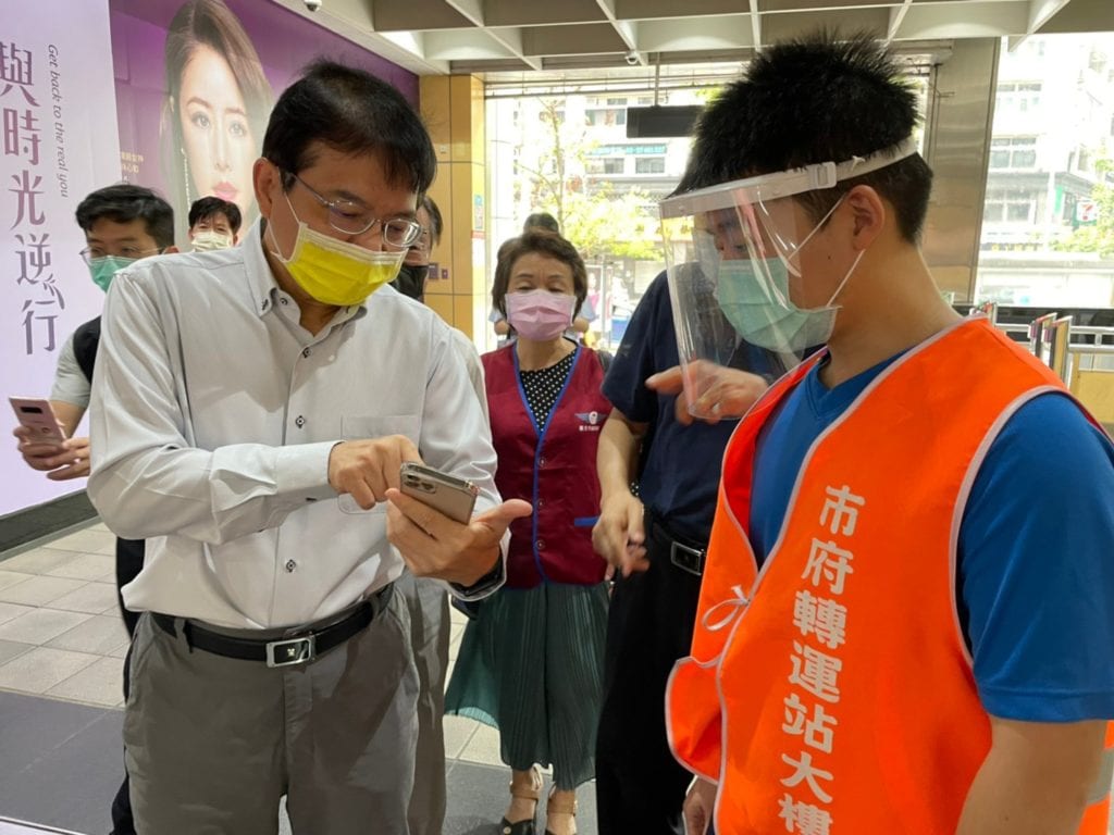 交通部長王國材巡訪市府轉運站，了解手機實聯制的使用狀況。