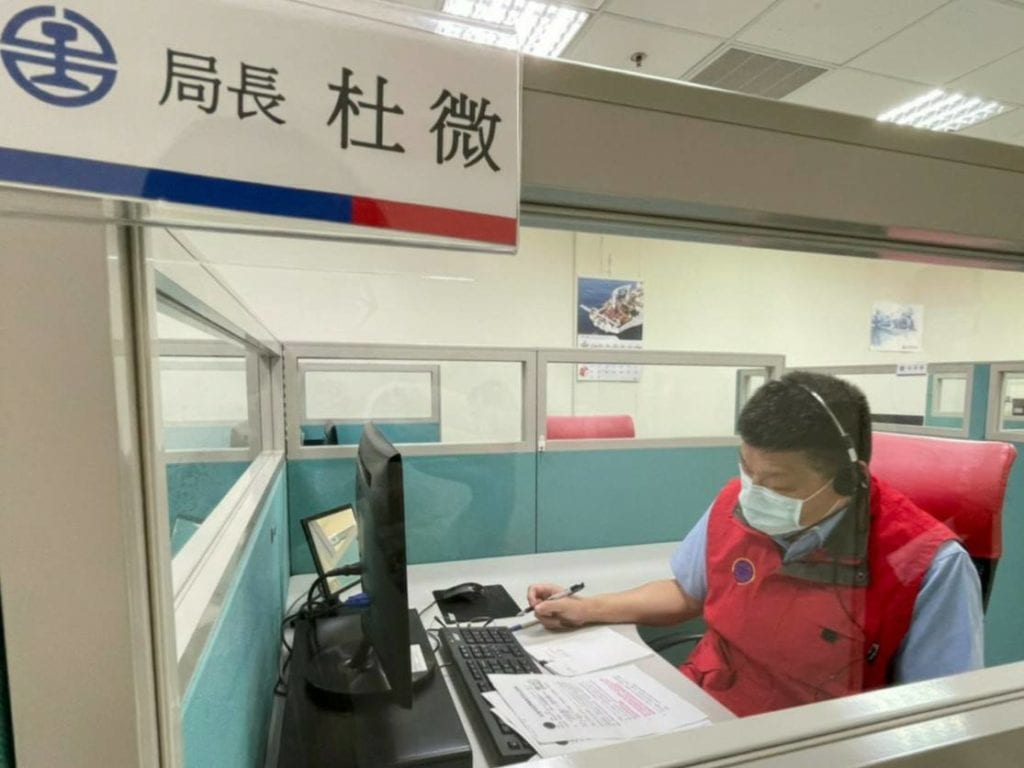 臺鐵局長杜微至局客服中心視察，並親自接聽旅客電話