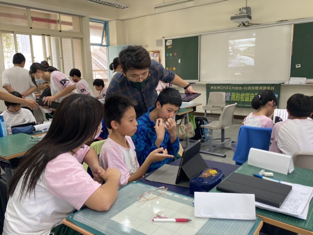 頂溪國小學生學習媒體拍攝與構圖技巧。 頂溪國小學生學習媒體拍攝與構圖技巧。