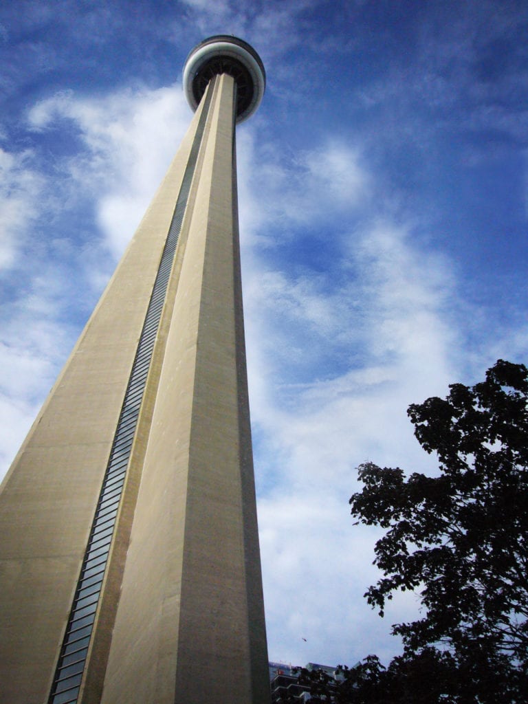 吳思賢醫師以加拿大CN Tower為攝影主題，強調團結合作才能戰勝病毒，正能量十足。
