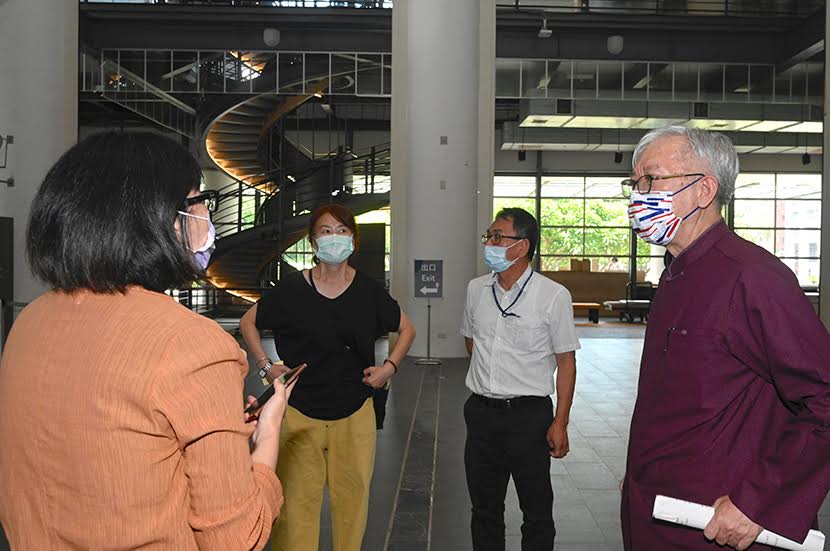 國美館長梁永斐（右）與團隊堪查場館，為微解封的作業做準備。