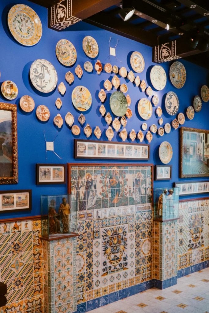 高費拉博物館(Museu del Cau Ferrat)展出的器皿、瓷磚畫