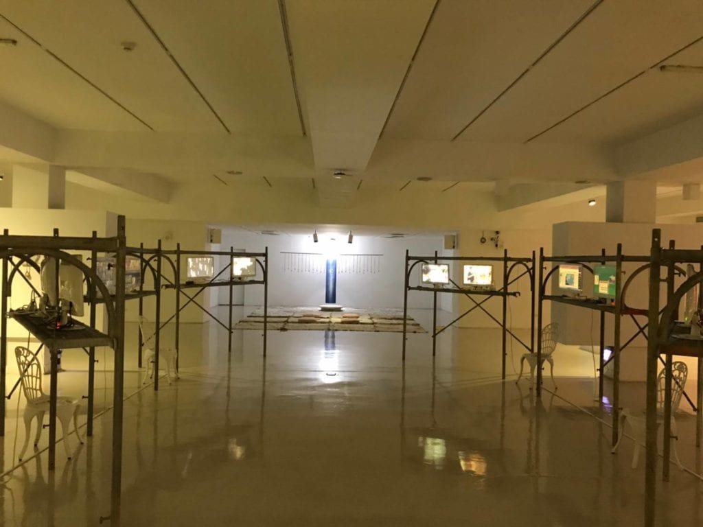地下一樓展場展出藝術家與工作坊學員作品。(圖/鍾孟君攝) 地下一樓展場展出藝術家與工作坊學員作品。(圖/鍾孟君攝)