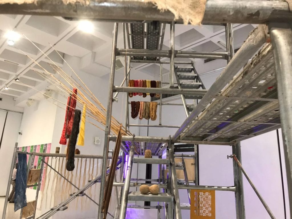以鷹架搭建的「第三⾃然的纖維材料庫」。(圖/鍾孟君攝) 以鷹架搭建的「第三⾃然的纖維材料庫」。(圖/鍾孟君攝)