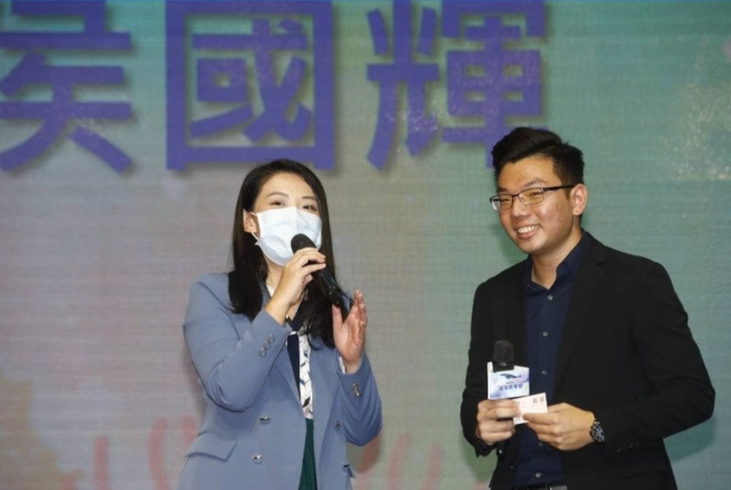 立委高虹安（左）對受獎同學表示未來想從事民意代表的計畫表達歡迎。