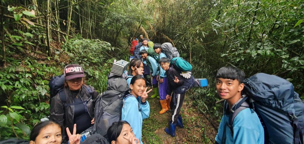 那瑪夏國中為高雄市偏遠地區學校,利用地域的優勢,融合原民的狩獵、溯溪等戶外課程,讓學生從課程中學習。 那瑪夏國中為高雄市偏遠地區學校,利用地域的優勢,融合原民的狩獵、溯溪等戶外課程,讓學生從課程中學習。