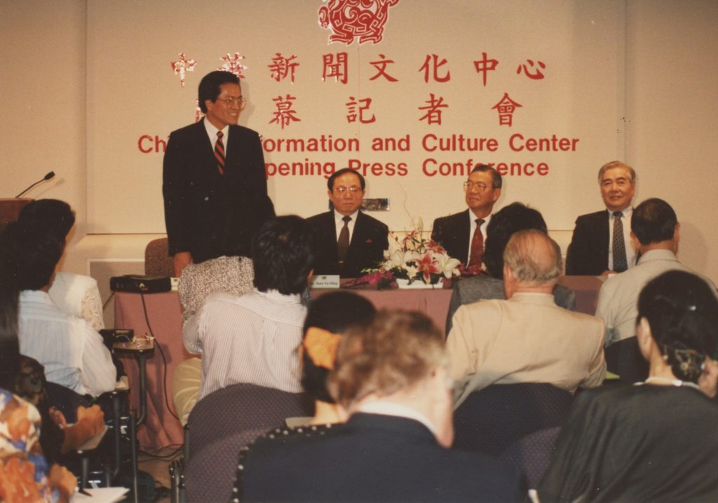 1991年臺北劇場、藝廊開幕，左一站立者為時任文建會處長余玉照；左二列坐者為時任新聞局長邵玉銘。