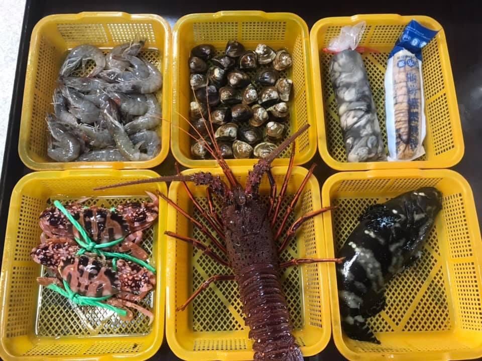 宅配懶人包3：含水姑娘龍蝦1隻、龍虎斑1尾、蛤蜊28顆、魚蛋1包、蚵包1包、大白蝦20隻、花蟹2隻，價格含運3600元