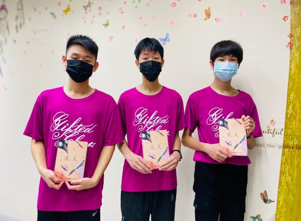 李旻鴻、康家翰、賴奕瑄三位畢業生為新書名為《疫。文》