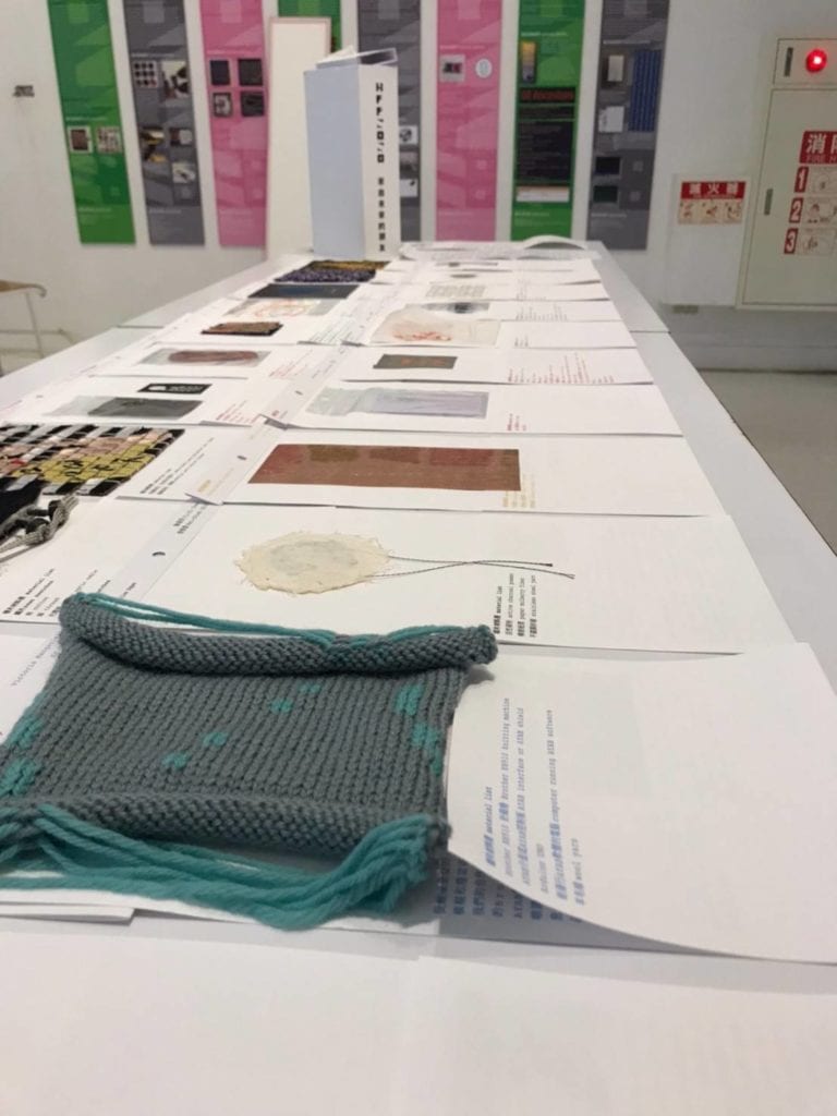 「來自未來的朋友」參與藝術家交換實物樣片的展示。(圖/鍾孟君攝) 「來自未來的朋友」參與藝術家交換實物樣片的展示。(圖/鍾孟君攝)