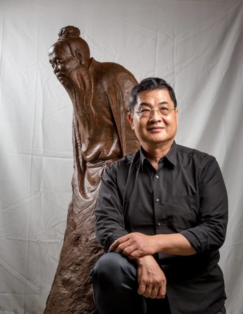 木雕藝術家陳啟村大師，畢生為雕塑創作所展現的毅力與執著備受業界崇敬。