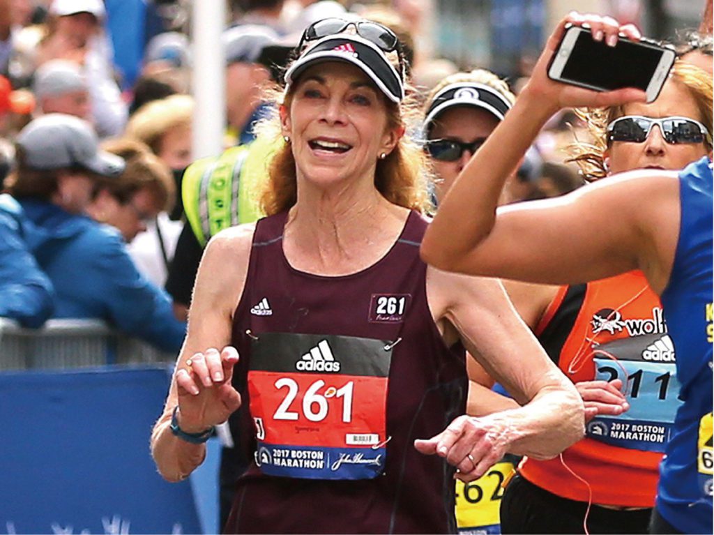 2017年再次參與波士頓馬拉松的Kathrine Switzer。(Kathrine Switzer╱公開授權)