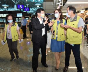 交通部常務次長祁文中13日下午前往桃園機場視察臺帛旅遊泡泡重啟整備情況