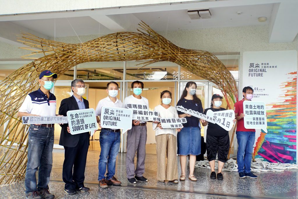 工藝中心張仁吉主任(左三)、原住民創作家杜瓦克(左四)及纖維藝術家陳淑燕(左五)及其他來賓共同為開展合影留念