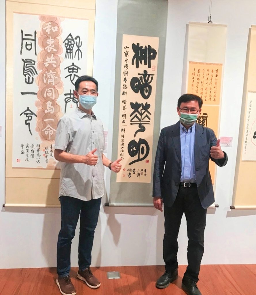 立法委員黃國書（右）提供防疫書法作品參展，受到國父紀念館館長王蘭生的熱烈歡迎。（圖/詹美絨 攝）