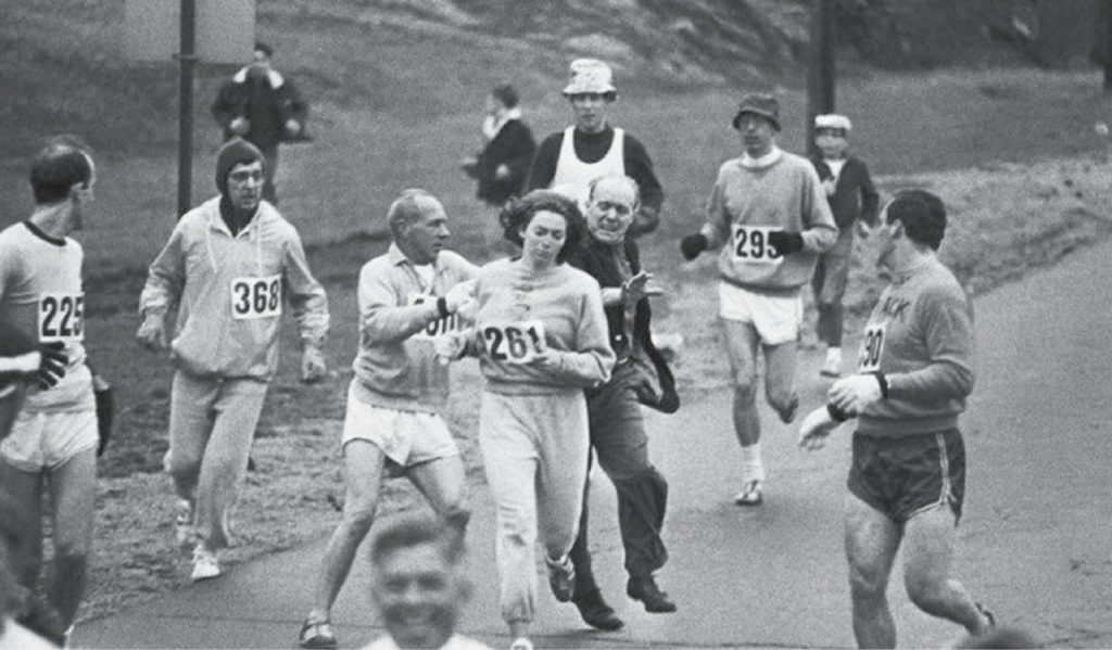 1967年參與波士頓馬拉松比賽受阻的Kathrine Switzer。(Kathrine Switzer╱公開授權)