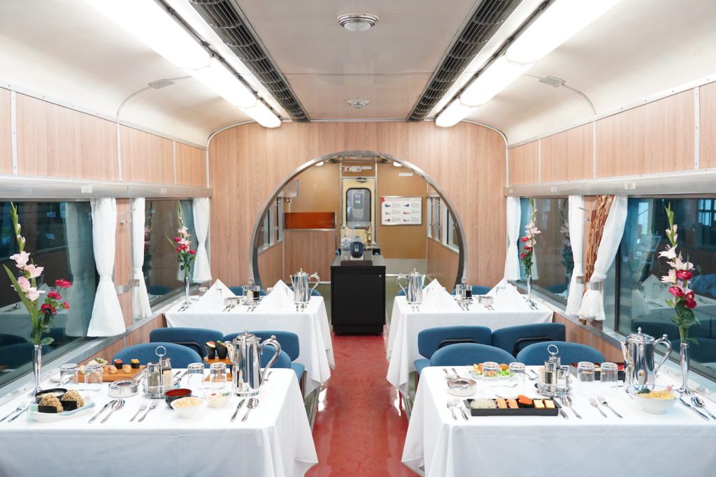 國家鐵道博物館籌備處重現DC32751號的觀光號餐車內裝，恢復經典月洞門設計及餐車設備與情境。