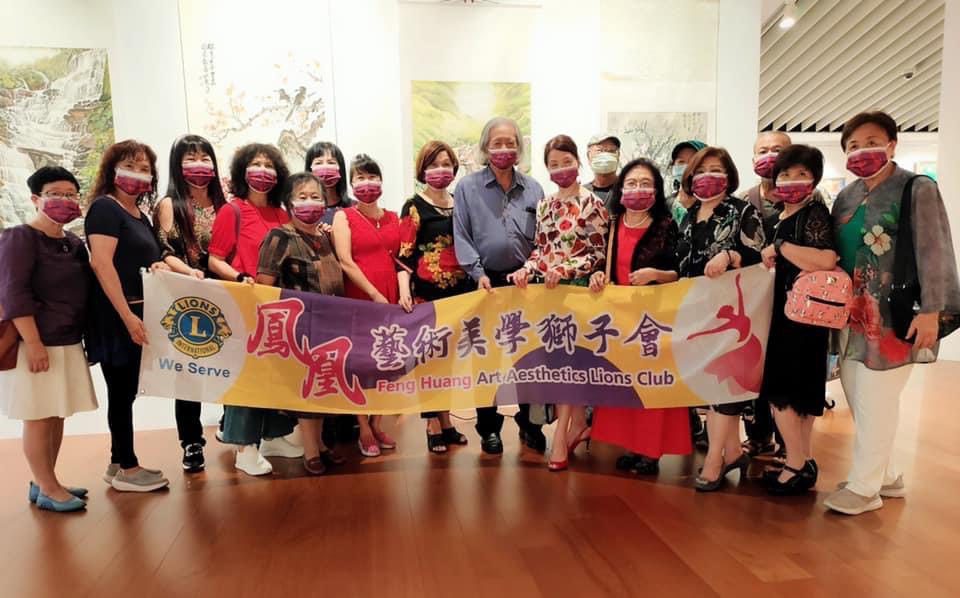 台北市鳯凰藝術美學獅子會在會長林秀珠（前排右五）的率領下與參展書畫老師們開心合影留念。（圖/詹美絨 攝）