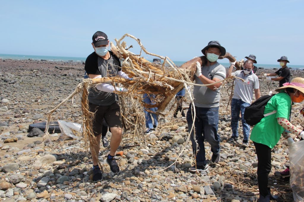 淡二漁港石滬淨灘守護海岸環境。