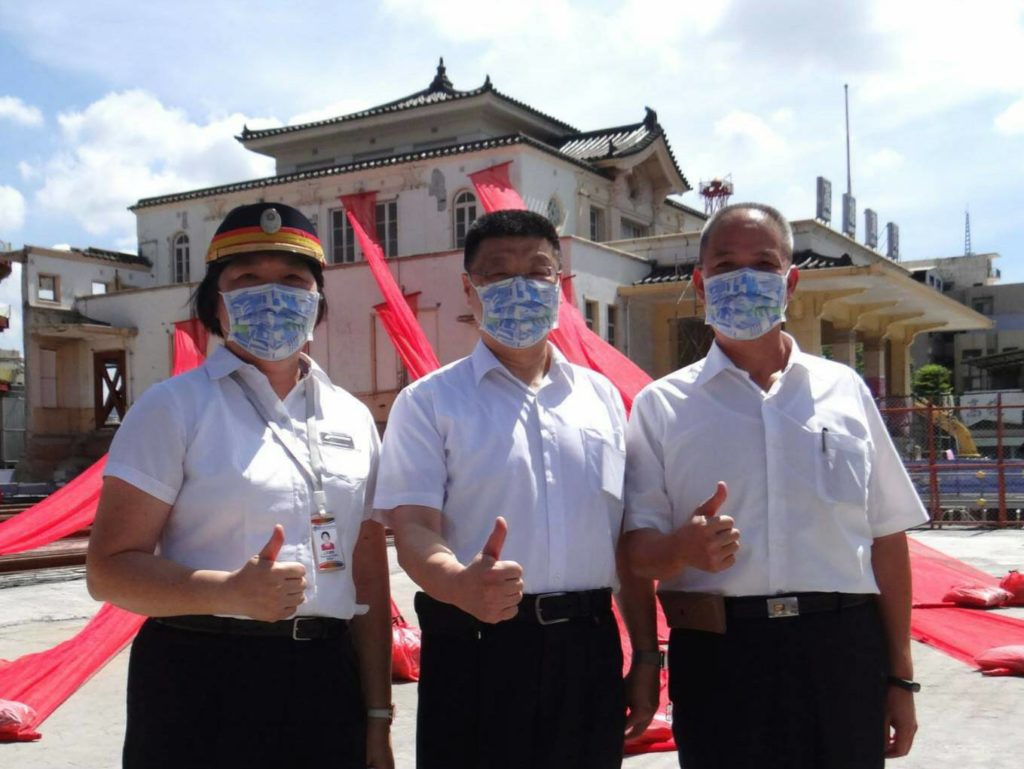 臺鐵局長杜微（中）在高雄運務段段長徐竹平（右）與高雄站站長上官慧珠的陪同下視察車站營運狀況。