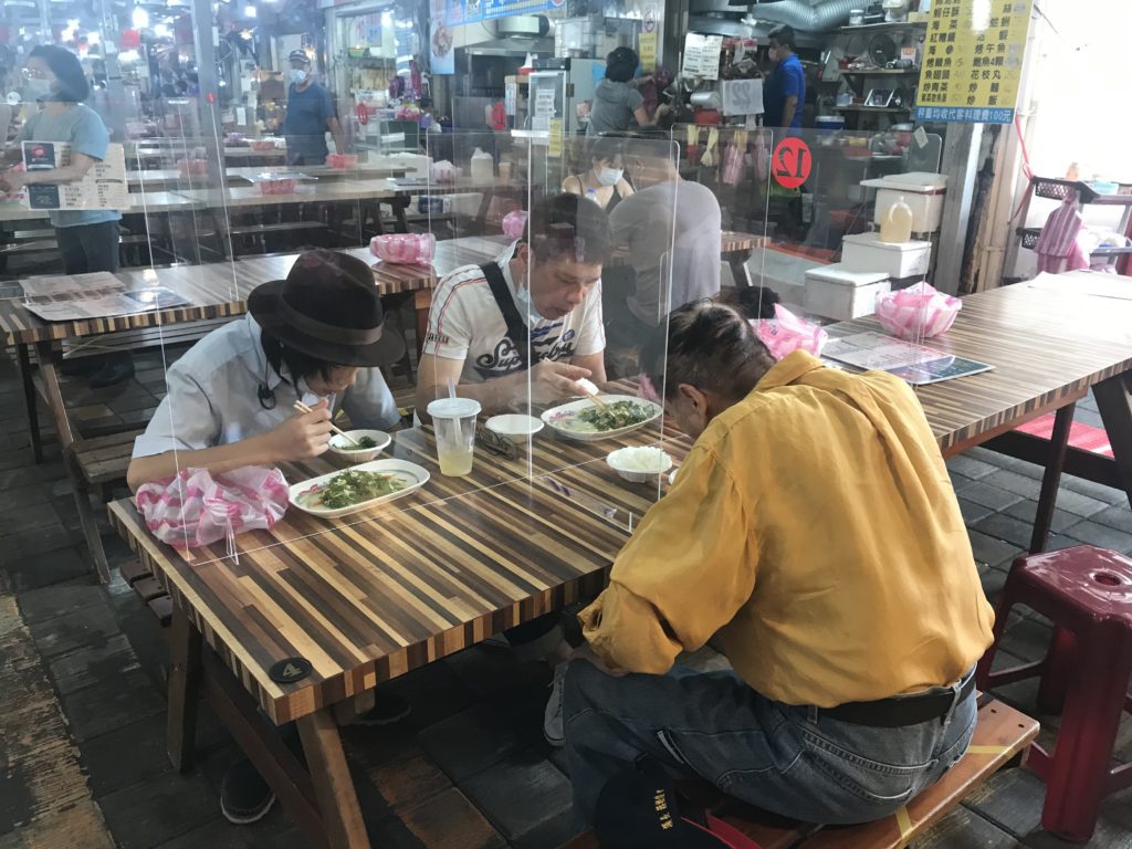 用餐區設置梅花座架設隔板及分食用餐