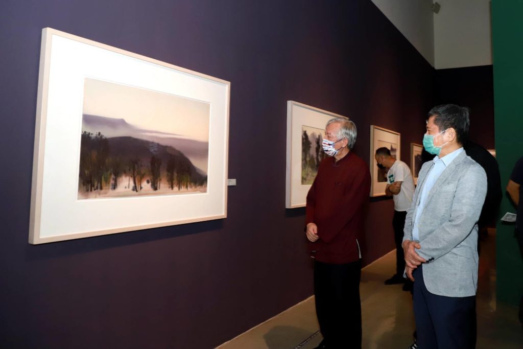 李永得部長（右）與梁永斐館長觀賞席德進的作品。（圖/國美館 提供）