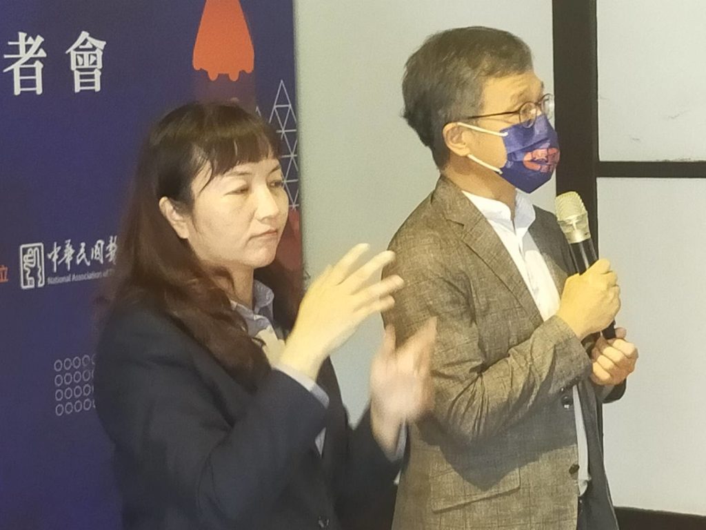 臺文館長蘇碩斌（右）說明國際聾人電影節活動舉辦的意義。（記者 辛澎祥/攝）