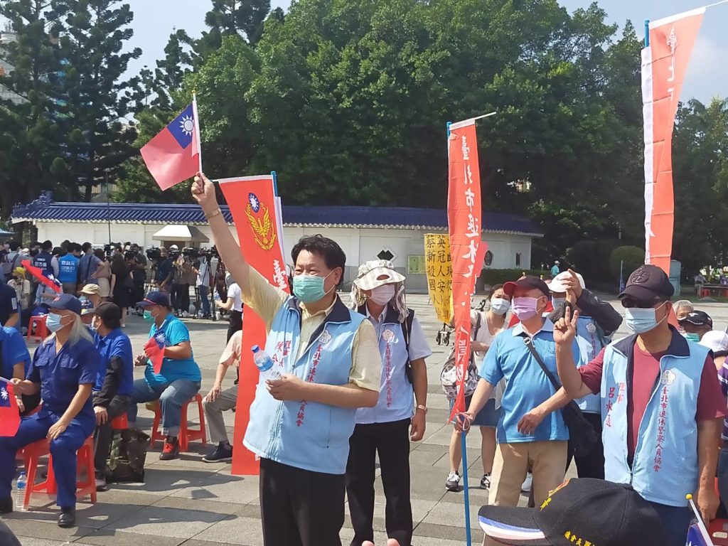 台北市退休警察人員協會理事長陳合良振臂高呼，展現旺盛的行動力。（記者 辛澎祥/攝）