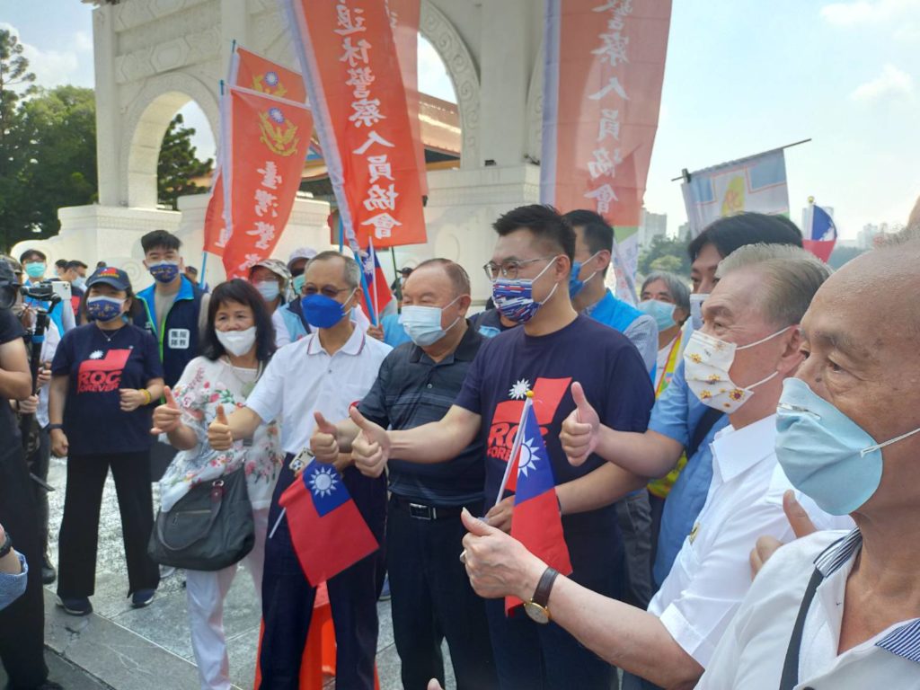 紀念九三軍人節活動，全國公教軍警消聯合總會長劉盛良（右二）中國國民黨主席江啟臣（右四）現場集氣加油相互打氣。（記者 辛澎祥/攝）