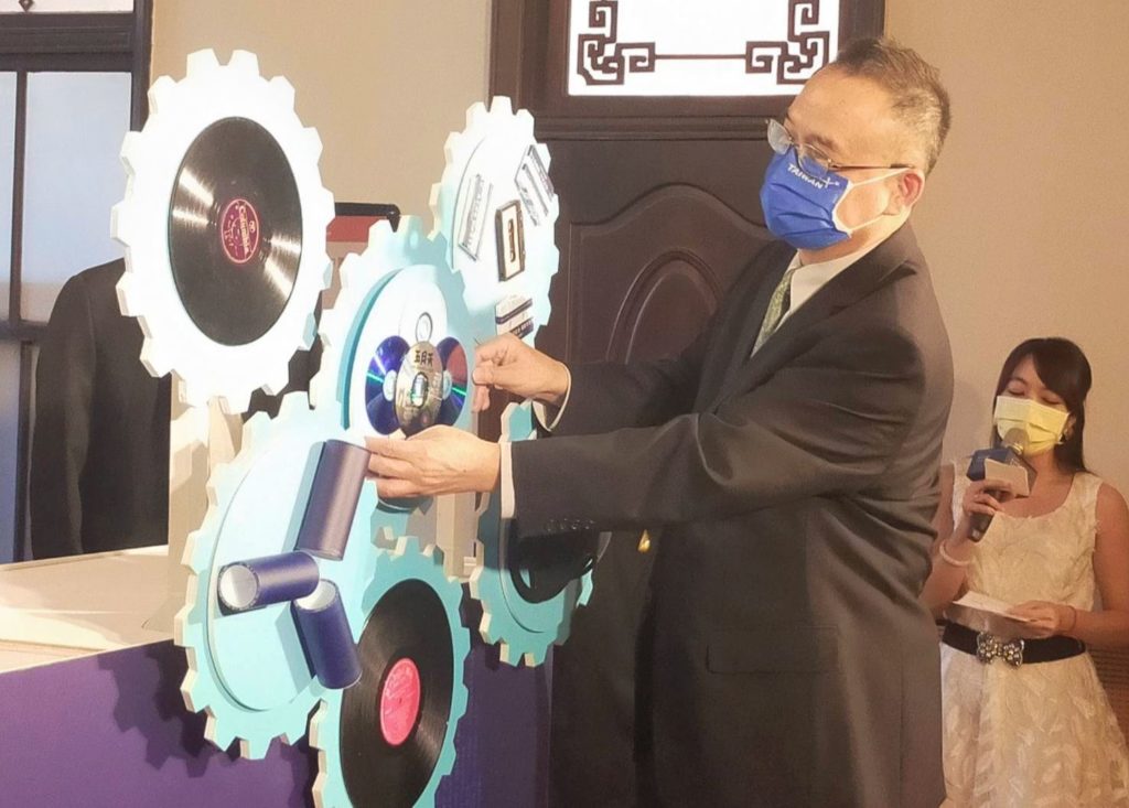 文化部次長蕭宗煌驅動音樂拼圖,見證音樂出版新時代的來臨。(記者 辛澎祥/攝)