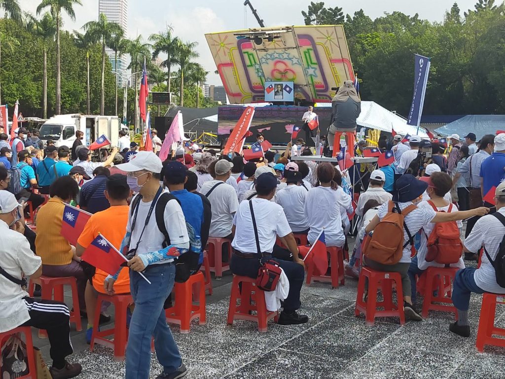 上下圖：參加九三軍人節紀念與慶祝活動的民眾，熱情洋溢，場面熱烈。（記者 辛澎祥/攝）