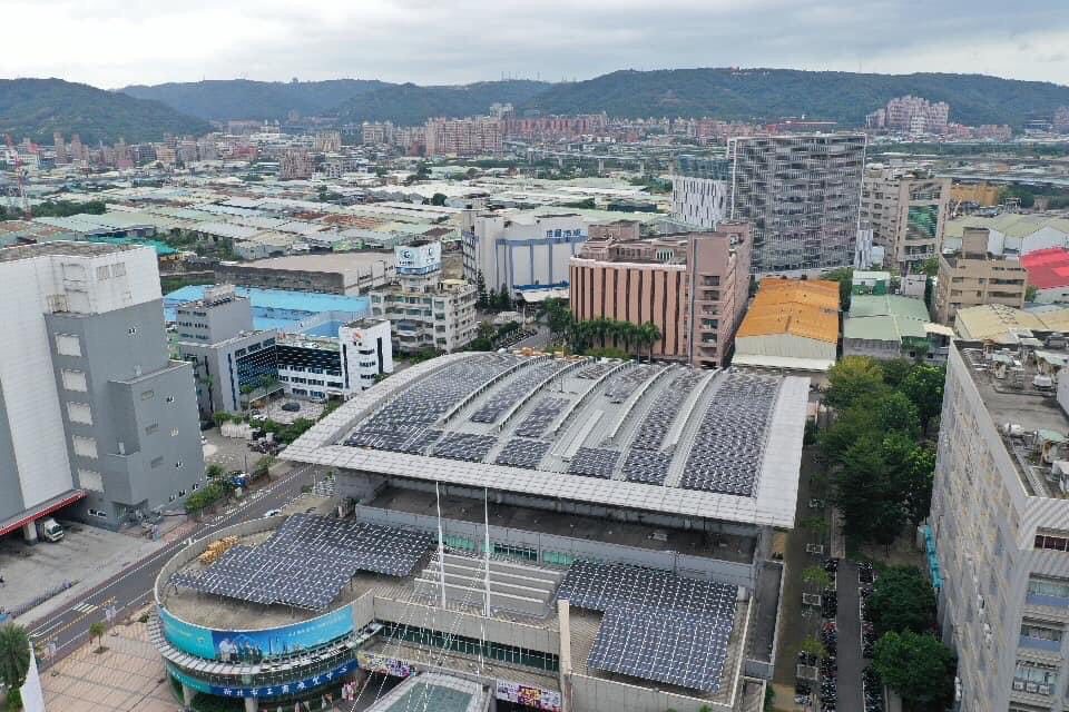 經發局表示設置太陽光電不僅可以售電增加額外收入，頂樓隔熱還可有效降溫2_3度，並具有彈性運用屋頂等優點 (1)
