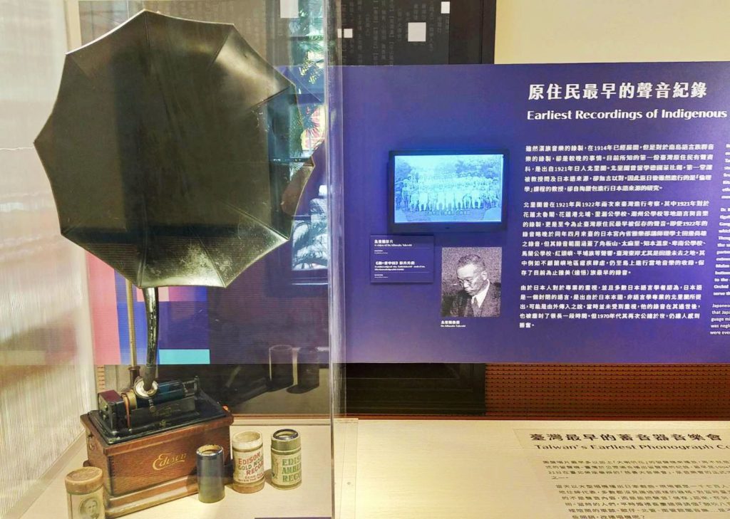 展場擺設音樂出版物,帶給社會無窮的懷念與反思。(記者 辛澎祥/攝)