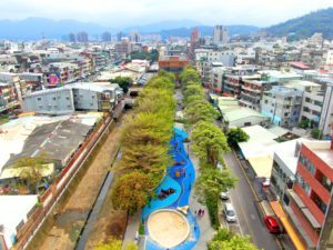 竹東之心中興河道水岸及城鎮步行空間再造計畫工程打造五峰地景遊戲場，在去年年底啟用，也成為孩子們喜愛的遊戲場