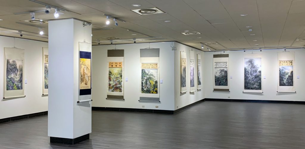 「看山-林昆山個展」多幅作品環繞展場,如同置身山林之中[》。〈文化局提供 「看山-林昆山個展」多幅作品環繞展場,如同置身山林之中[》。〈文化局提供