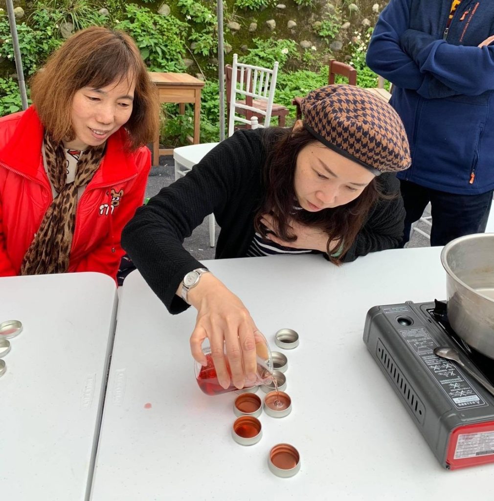 民眾到金山寧靜海香草園體驗手作紫草膏(照片為109年拍攝)