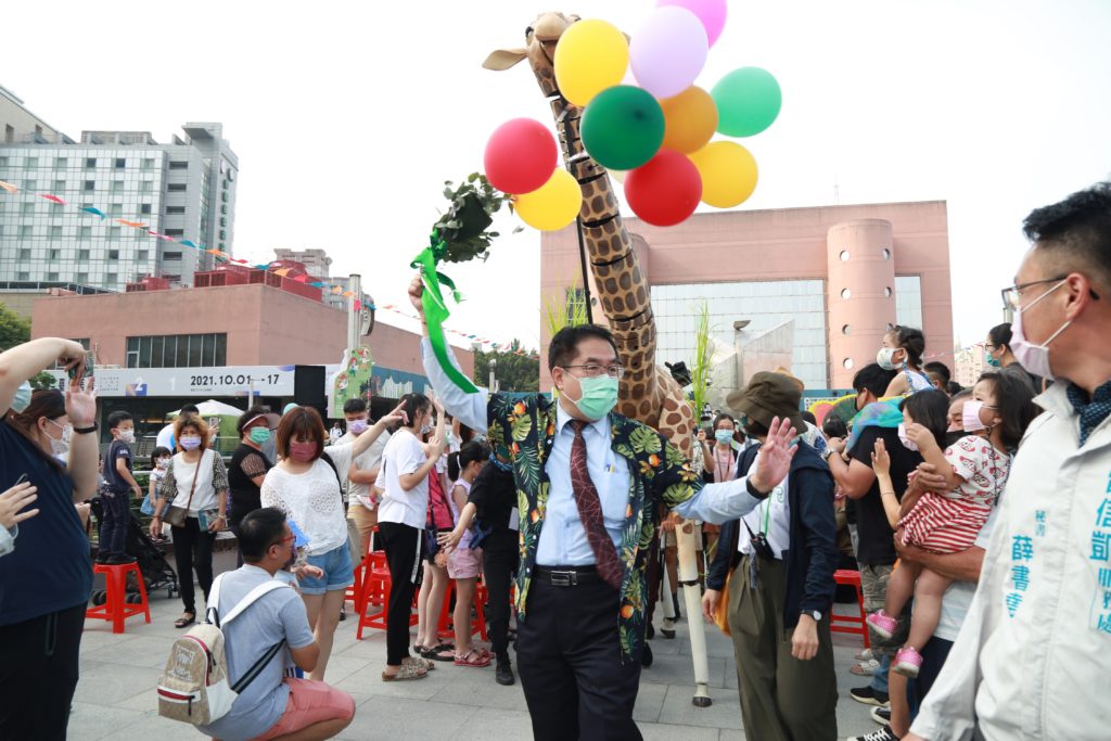 黃偉哲市長與長頸鹿大偶現身，引來驚喜。（圖/臺南市文化局提供）