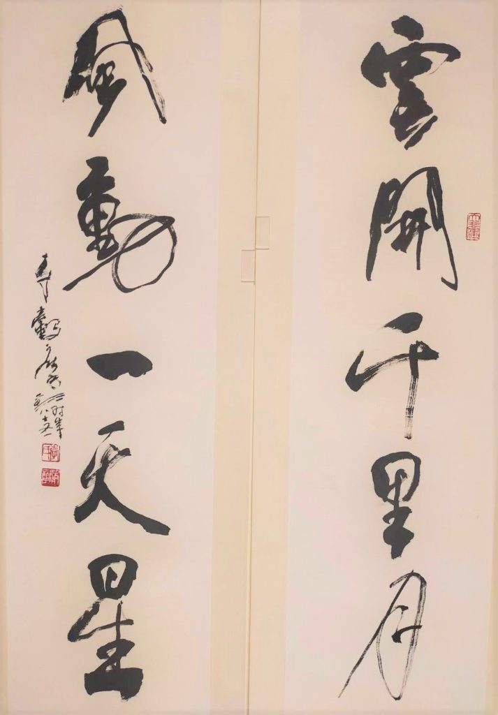 李穀摩老師的書體作品「楹聯」，呈現其書藝的力道與灑脫感。（記者 辛澎祥/攝）